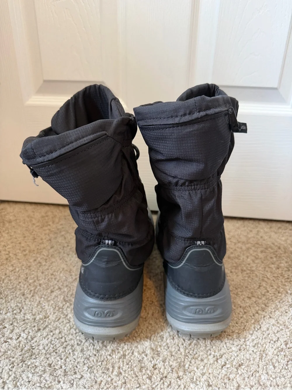Teva women’s Thinsulate lined Black and Gray Snow Boots size 8.5